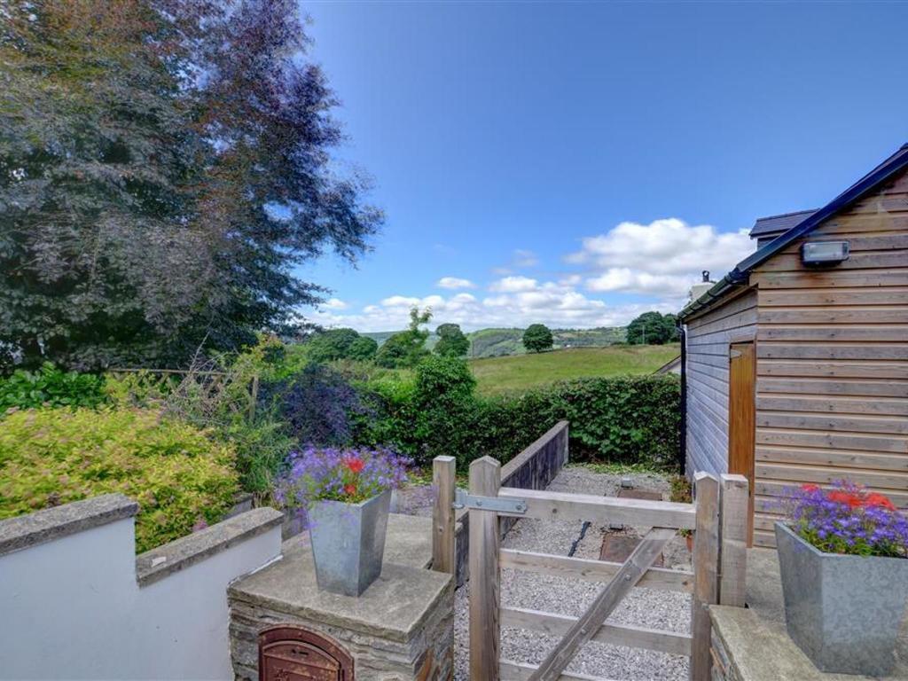 2 Tan Yr Eglwys Villa Pontardawe Bagian luar foto